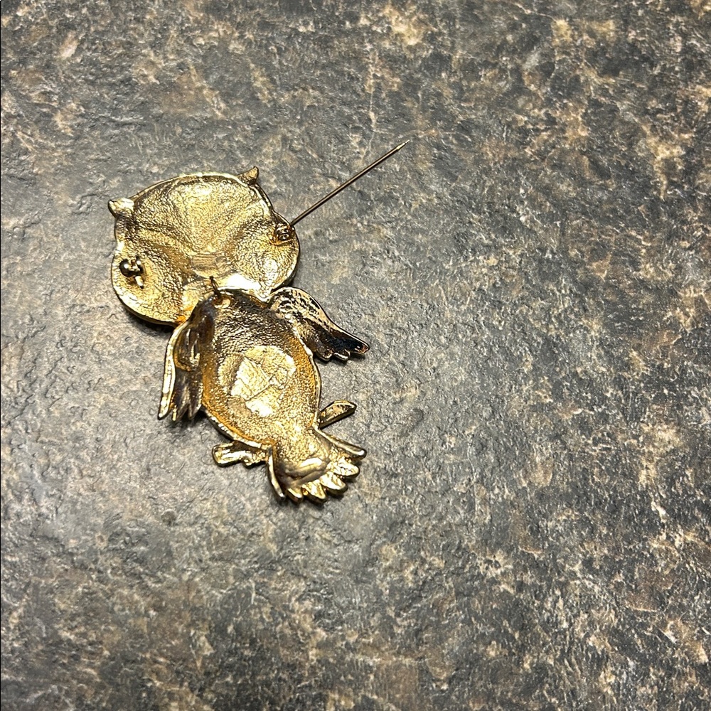 Gold-tone Owl Brooch textured perched on a branch Head/Body hinge - Picture 4 of 6